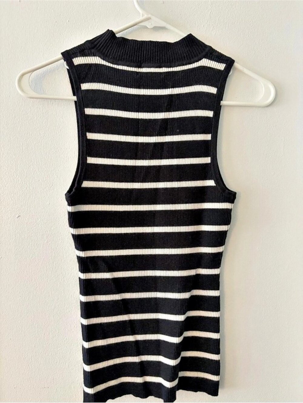 Black and White Striped Mock Neck Sleeveless Top Tank Top Medium - Picture 2 of 3